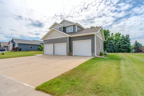 Exterior - 4049 Downing St, Bismarck, ND 58504 photo 11 of 16