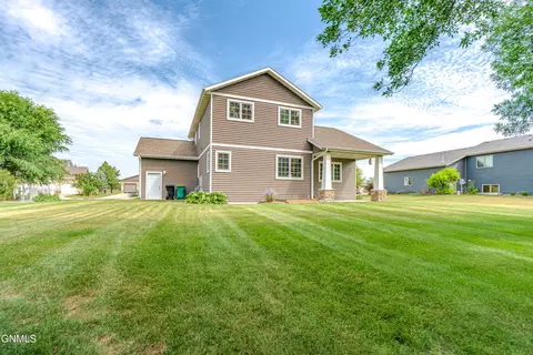 Exterior - 4049 Downing St, Bismarck, ND 58504 photo 13 of 16