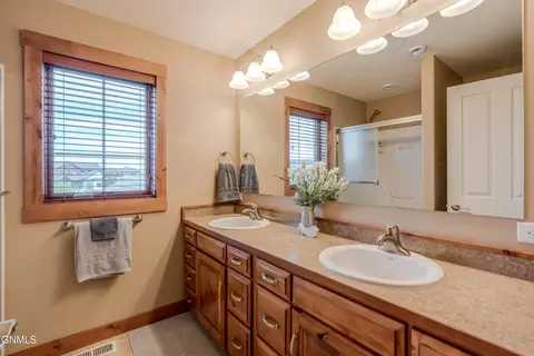 Bath - 4049 Downing St, Bismarck, ND 58504 photo 3 of 10