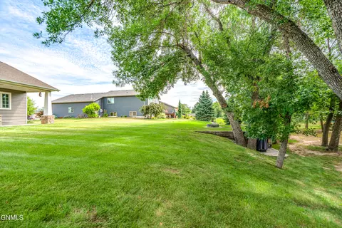 Exterior - 4049 Downing St, Bismarck, ND 58504 photo 15 of 16