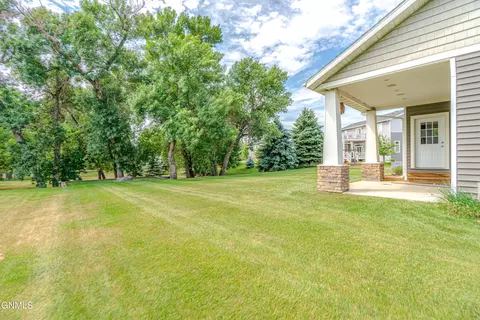 Exterior - 4049 Downing St, Bismarck, ND 58504 photo 3 of 16