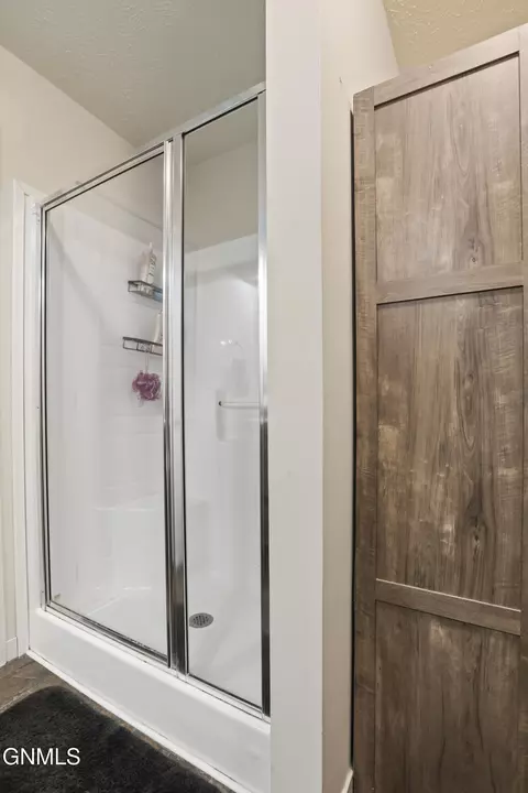 Bath - 13351 Mountain Meadow St, Williston, ND 58801 photo 3 of 4