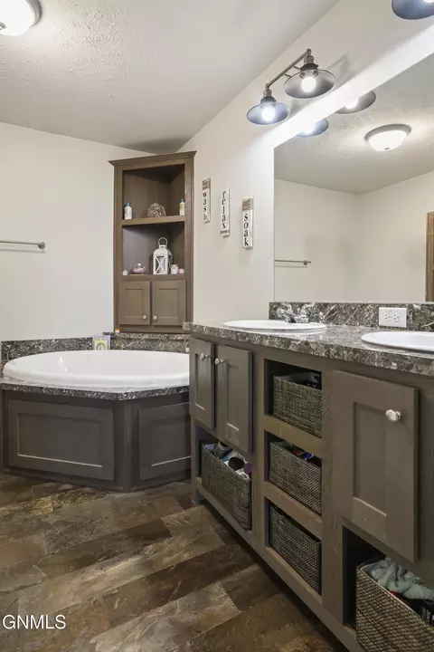 Bath - 13351 Mountain Meadow St, Williston, ND 58801 photo 2 of 4