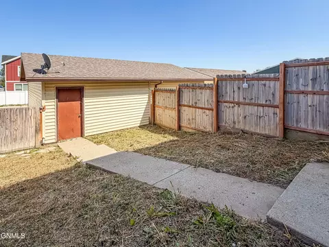Exterior - 3116 18th Ave W, Williston, ND 58801 photo 3 of 4