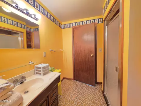 Bath - 2113 7th Ave E, Williston, ND 58801 photo 3 of 3