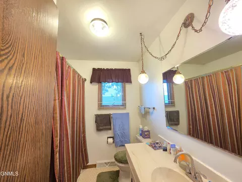 Bath - 2113 7th Ave E, Williston, ND 58801 photo 1 of 3