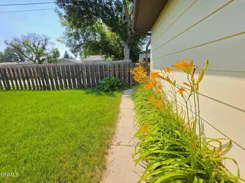 Exterior - 2113 7th Ave E, Williston, ND 58801 photo 5 of 6