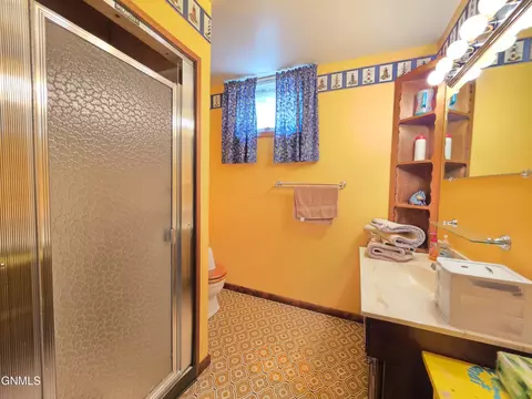 Bath - 2113 7th Ave E, Williston, ND 58801 photo 2 of 3