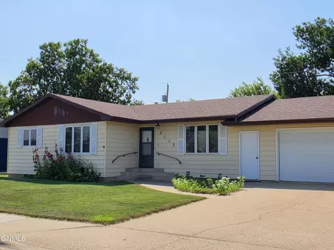 2113 7th Ave E, Williston, ND 58801