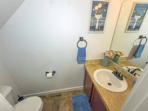 Bath - 2711 23rd St W, Williston, ND 58801 photo 3 of 7
