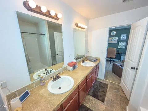 Bath - 2711 23rd St W, Williston, ND 58801 photo 4 of 7
