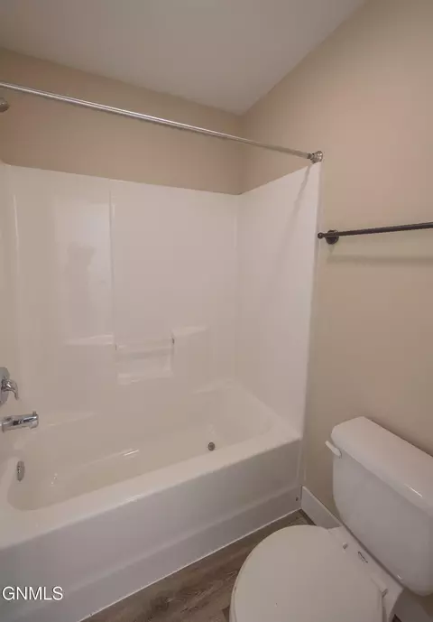 Bath - 3202 17th Ave W, Williston, ND 58801 photo 3 of 7