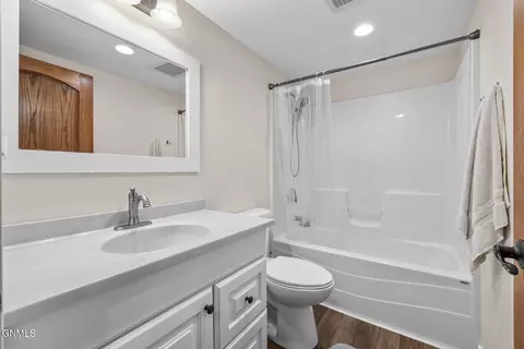 Bath - 421 9th Ave W, Williston, ND 58801 photo 3 of 3
