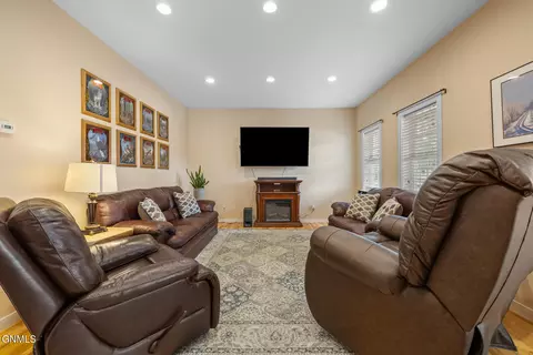 Living - 421 9th Ave W, Williston, ND 58801 photo 2 of 3