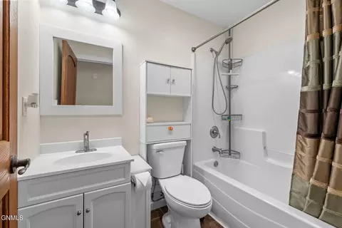 Bath - 421 9th Ave W, Williston, ND 58801 photo 2 of 3