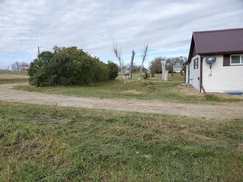 Exterior - 32 Mckenzie St, Sterling, ND 58572 photo 10 of 32