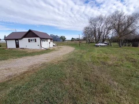 Exterior - 32 Mckenzie St, Sterling, ND 58572 photo 4 of 32