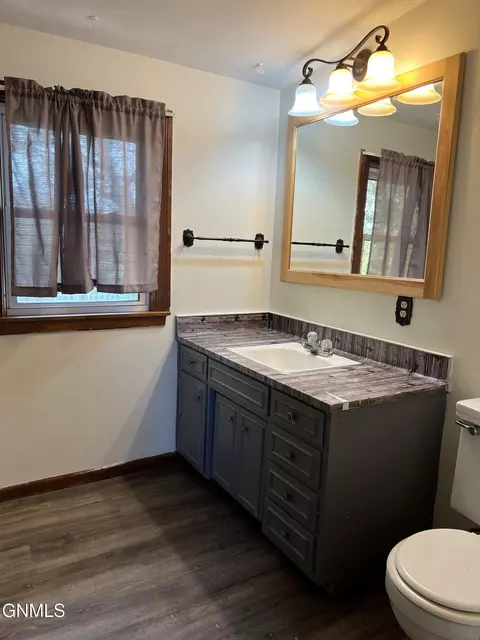 Bath - 644 8th Ave W, Dickinson, ND 58601 photo 2 of 3