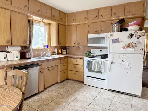 Kitchen - 619 9th St, Bismarck, ND 58501 photo 3 of 6