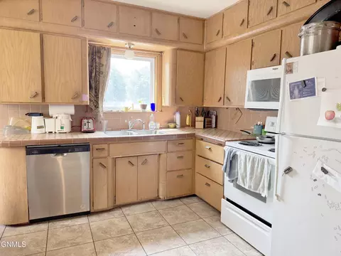 Kitchen - 619 9th St, Bismarck, ND 58501 photo 5 of 6