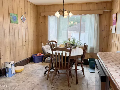 Dining - 619 9th St, Bismarck, ND 58501 photo 2 of 2