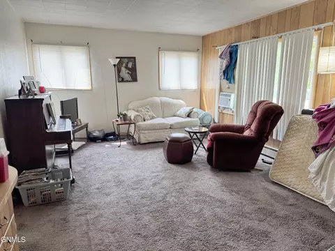 Living - 619 9th St, Bismarck, ND 58501 photo 4 of 6