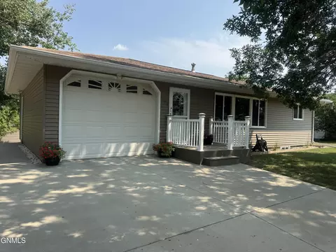 504 5th St NE, Watford City, ND 58854