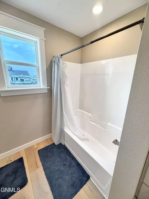 Bath - 13689 Hawthorn Loop NW, Williston, ND 58801 photo 3 of 4