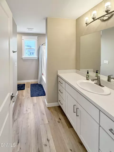 Bath - 13689 Hawthorn Loop NW, Williston, ND 58801 photo 2 of 4