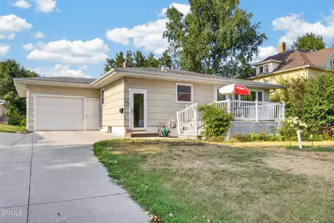 436 8th St NW, Valley City, ND 58072
