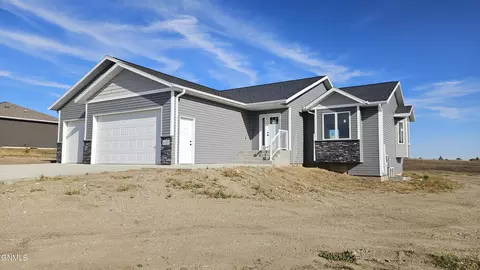 4550 Trailblazer Loop, Mandan, ND 58554 photo 2