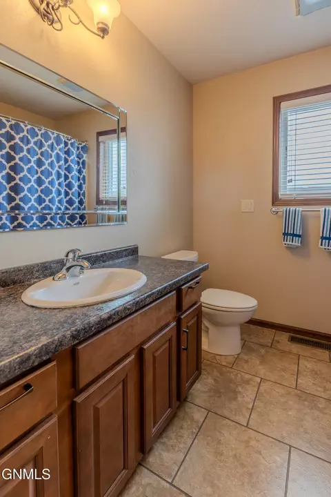 Bath - 2003 Broadview Ln, Bismarck, ND 58503 photo 1 of 2