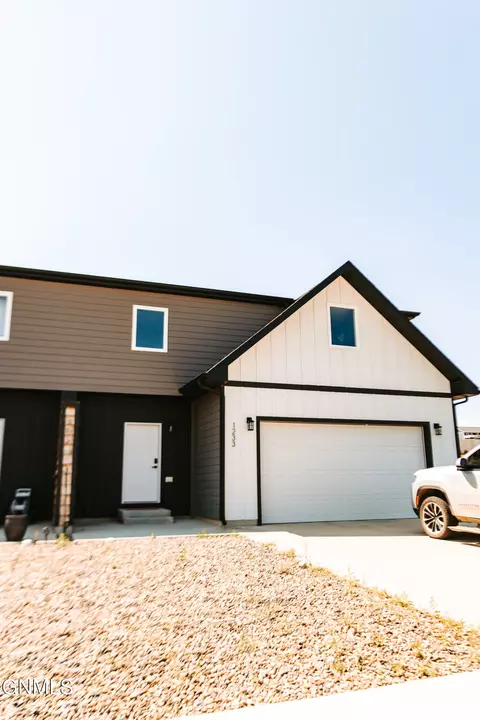 1233 9th St SW, Watford City, ND 58854
