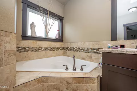 Bath - 1925 Canyon Dr, Dickinson, ND 58601 photo 3 of 9