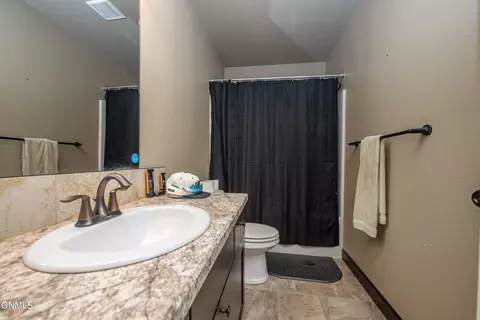 Bath - 1925 Canyon Dr, Dickinson, ND 58601 photo 9 of 9