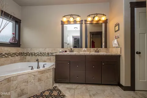 Bath - 1925 Canyon Dr, Dickinson, ND 58601 photo 2 of 9