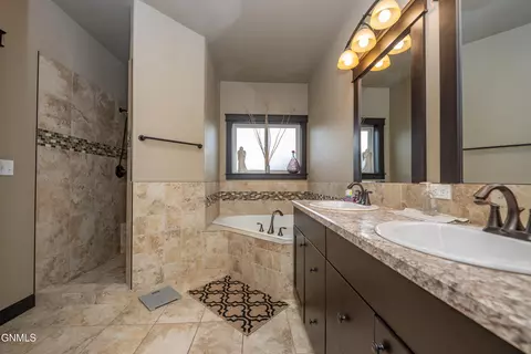 Bath - 1925 Canyon Dr, Dickinson, ND 58601 photo 7 of 9
