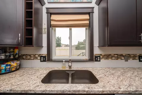 Kitchen - 1925 Canyon Dr, Dickinson, ND 58601 photo 9 of 10