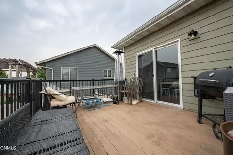 Exterior - 1925 Canyon Dr, Dickinson, ND 58601 photo 6 of 14