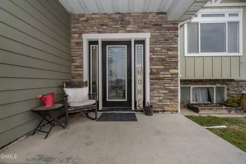 Exterior - 1925 Canyon Dr, Dickinson, ND 58601 photo 4 of 14