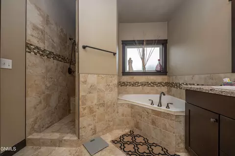Bath - 1925 Canyon Dr, Dickinson, ND 58601 photo 4 of 9