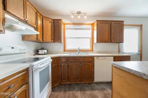 Kitchen - 856 Cherry Ave, Dickinson, ND 58601 photo 6 of 6