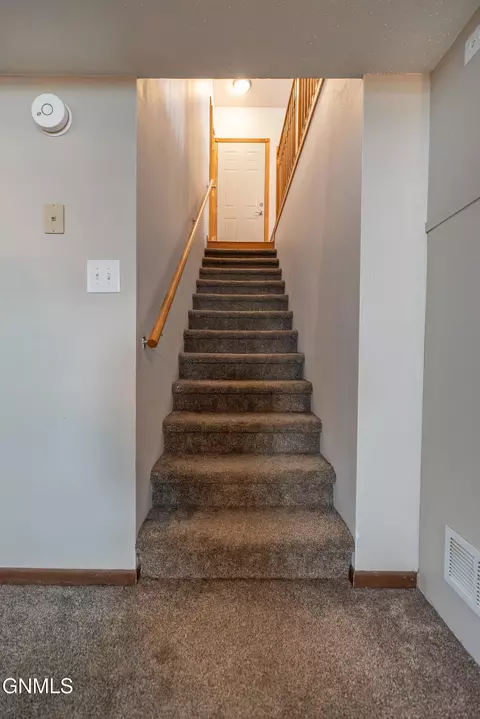 Entry Way - 856 Cherry Ave, Dickinson, ND 58601 photo 3 of 4