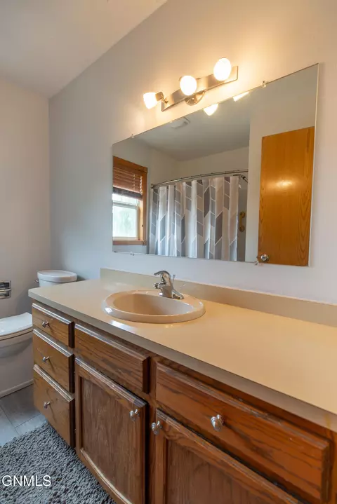 Bath - 856 Cherry Ave, Dickinson, ND 58601 photo 2 of 4