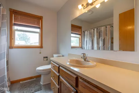 Bath - 856 Cherry Ave, Dickinson, ND 58601 photo 1 of 4