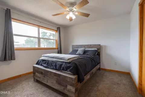 Bedroom - 856 Cherry Ave, Dickinson, ND 58601 photo 4 of 7