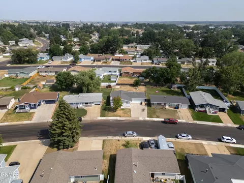 View/Area - 856 Cherry Ave, Dickinson, ND 58601 photo 2 of 2