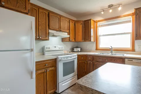 Kitchen - 856 Cherry Ave, Dickinson, ND 58601 photo 4 of 6