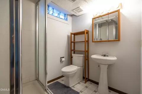 Bath - 856 Cherry Ave, Dickinson, ND 58601 photo 3 of 4
