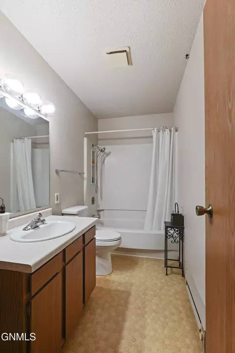 1820 30th St W, Williston, ND 58801 photo 7